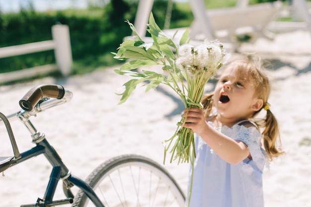 Famiglia felice all&#39;aperto trascorrere del tempo insieme