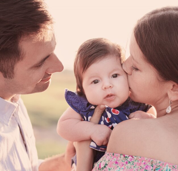 Famiglia felice all'aperto