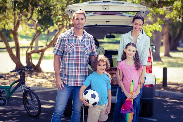 Famiglia felice andando per un campeggio nel parco