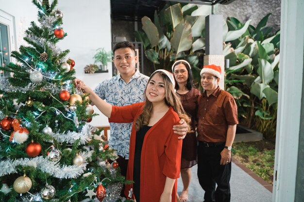 Famiglia felice asiatica che celebra il Natale insieme a casa