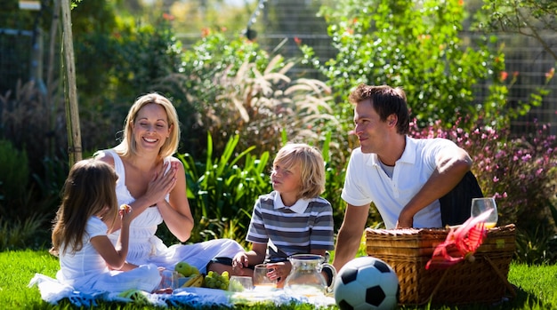 Famiglia felice avendo un picnic