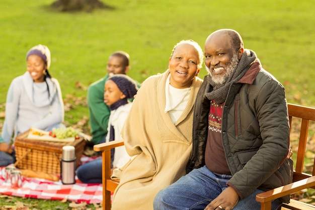 Famiglia felice avendo un picnic