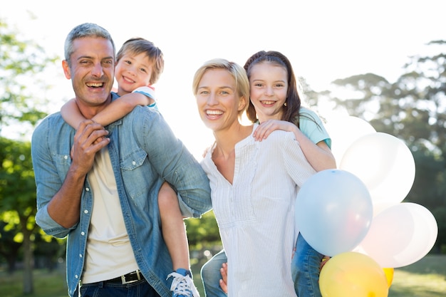 Famiglia felice che cammina al parco