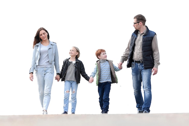 Famiglia felice che cammina tenendosi per mano