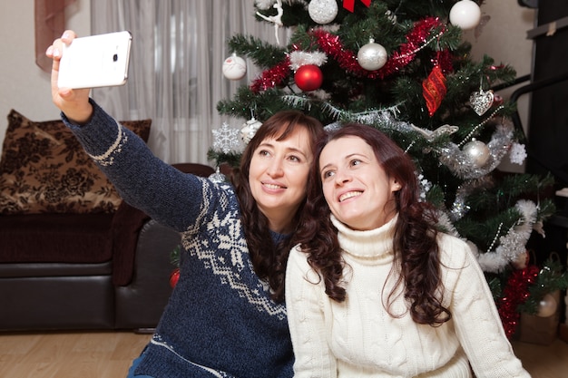 Famiglia felice che celebra il Natale