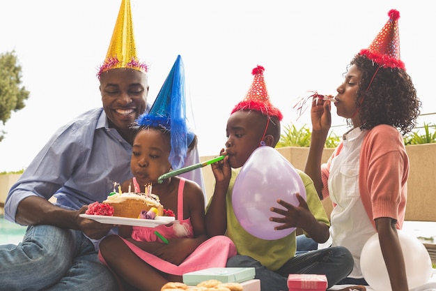 Famiglia felice che celebra un compleanno insieme nel giardino