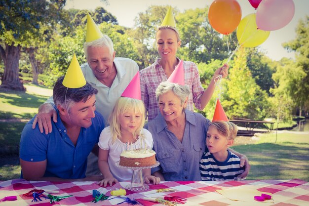 Famiglia felice che celebra un compleanno