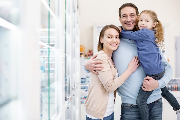 Famiglia felice che compera in una farmacia