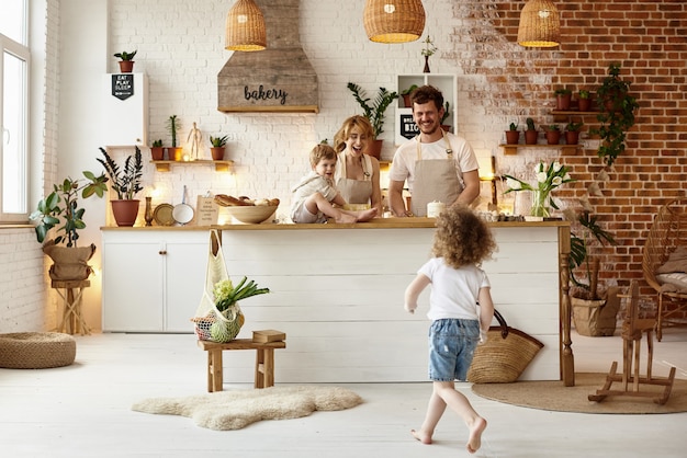 Famiglia felice che cucina in cucina