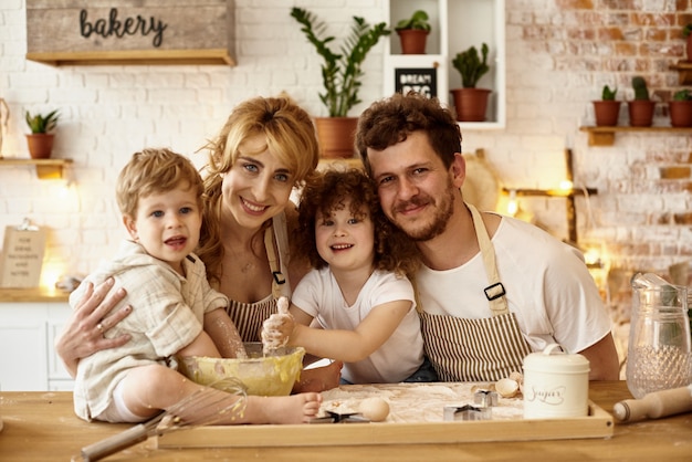 Famiglia felice che cucina in cucina