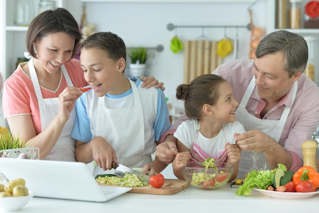 famiglia felice che cucina insieme in cucina