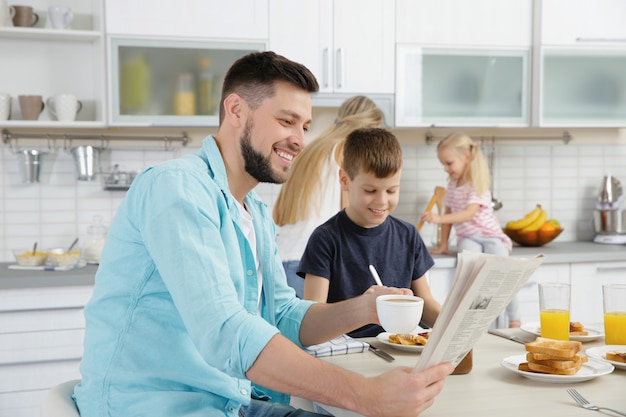 Famiglia felice che fa colazione in cucina