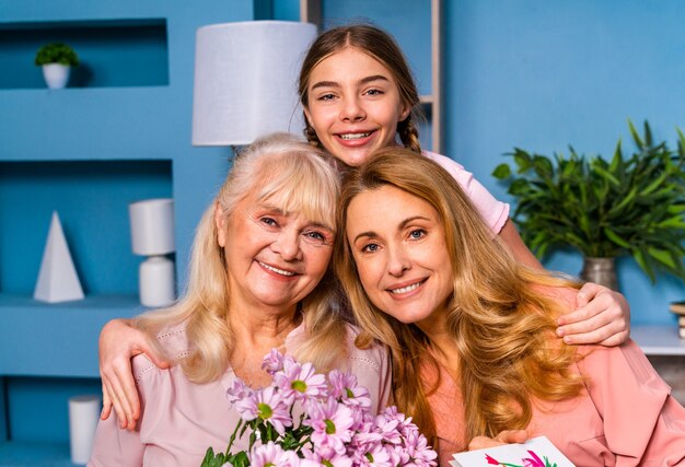 Famiglia felice che fa colazione la mattina a casa e celebra il giorno della nascita