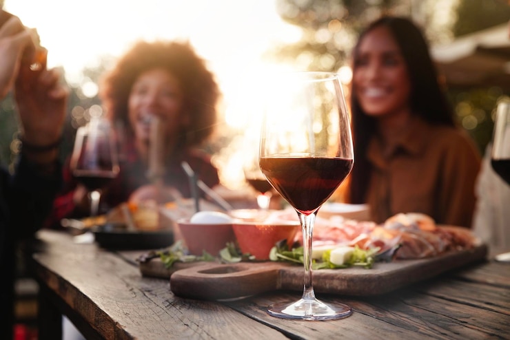 Famiglia felice che fa festa con barbecue nel giardino di casa