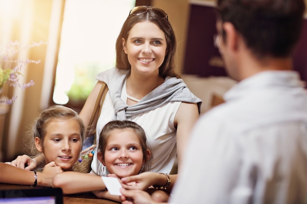 Famiglia felice che fa il check-in in hotel alla reception