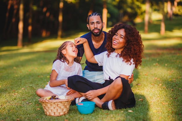 Famiglia felice che fa picnic nel parco