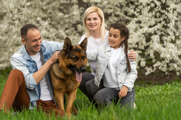 Famiglia felice che fa picnic nella natura. Famiglia sorridente che fa un picnic nel parco. natura primaverile