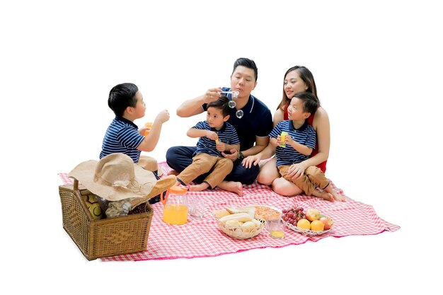 Famiglia felice che fa un picnic con la bolla di sapone