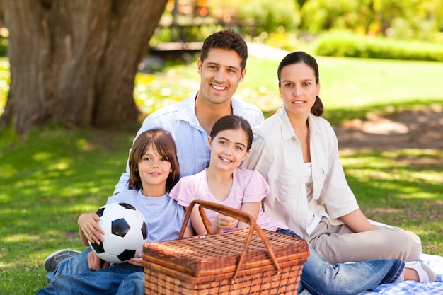 Famiglia felice che fa un picnic nel parco