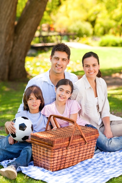 Famiglia felice che fa un picnic nel parco