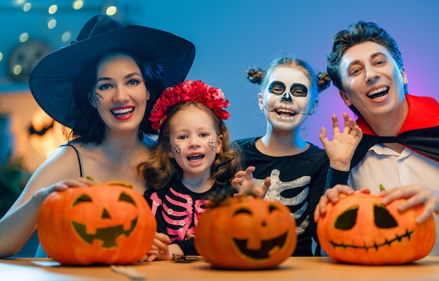 Famiglia felice che festeggia Halloween