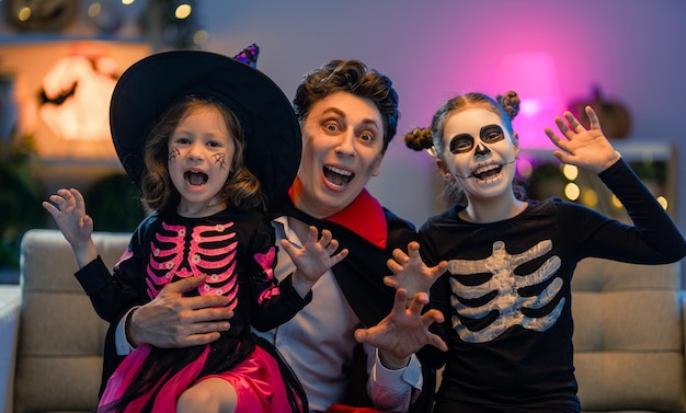 Famiglia felice che festeggia Halloween