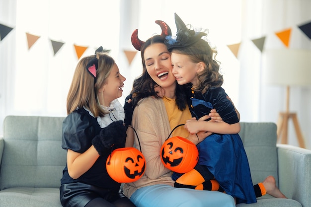 Famiglia felice che festeggia Halloween