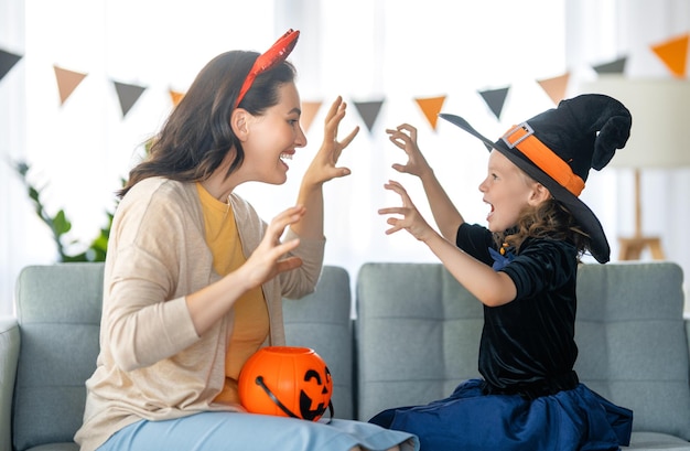 Famiglia felice che festeggia Halloween