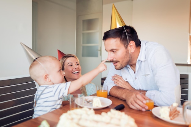 Famiglia felice che festeggia il compleanno del figlio