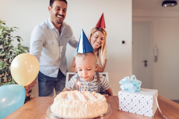 Famiglia felice che festeggia il compleanno del ragazzino a casa