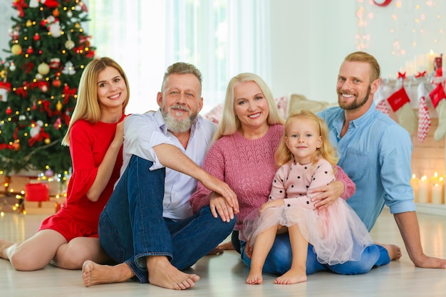 Famiglia felice che festeggia il Natale a casa