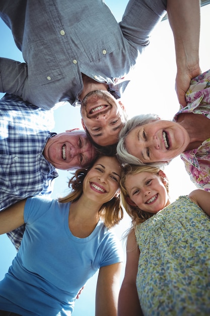 Famiglia felice che forma calca contro il cielo