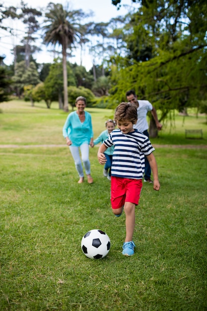 Famiglia felice che gioca a calcio nel parco