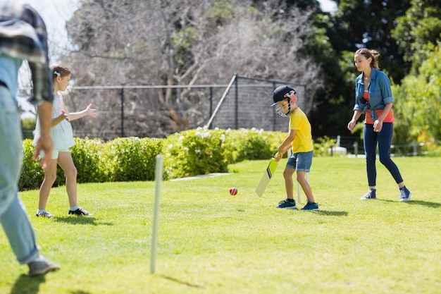 Famiglia felice che gioca a cricket insieme