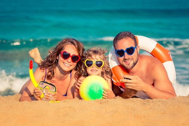 Famiglia felice che gioca al concetto di vacanza estiva della spiaggia