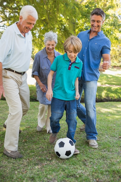 Famiglia felice che gioca alla palla