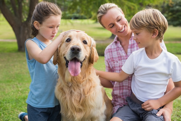 Famiglia felice che gioca con il loro cane