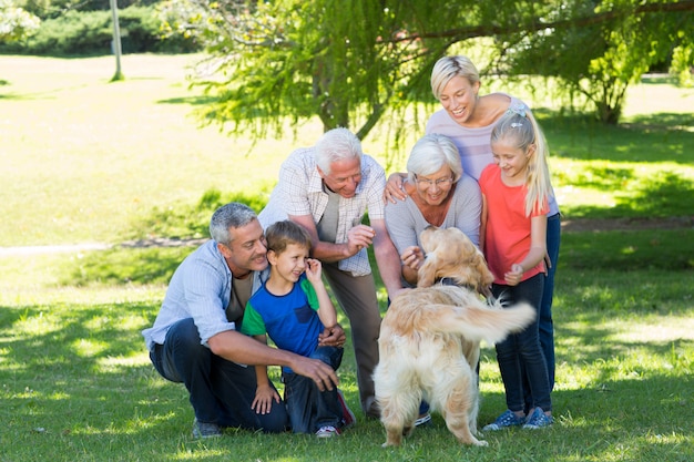 Famiglia felice che gioca con il loro cane