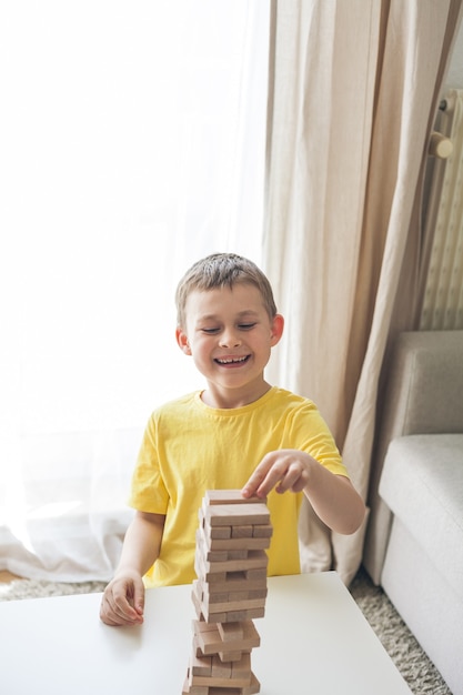 Famiglia felice che gioca insieme al gioco da tavolo Casa. Accogliente.