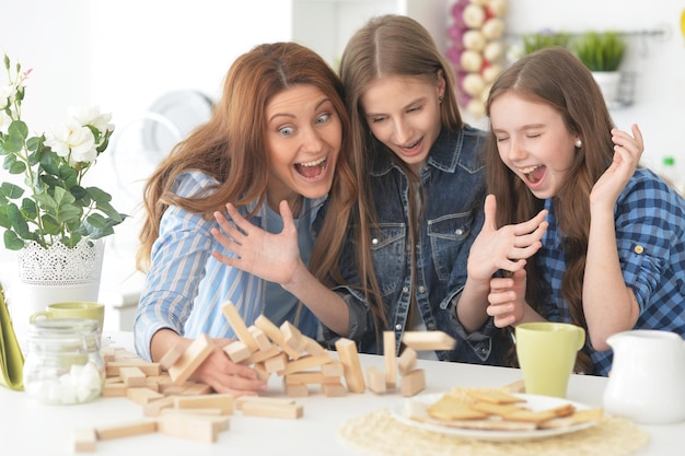 Famiglia felice che gioca insieme con i blocchi