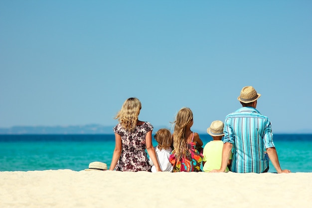 Famiglia felice che gioca sulla spiaggia