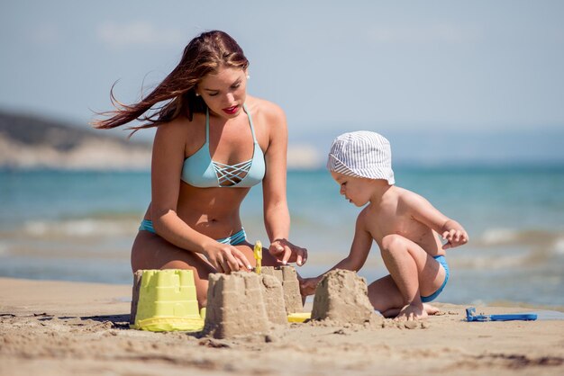 Famiglia felice che gioca sulla spiaggia