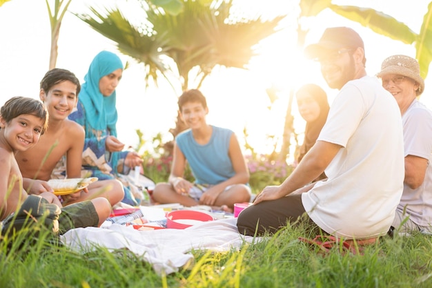 Famiglia felice che gode del picnic sulla spiaggia vicino al mare