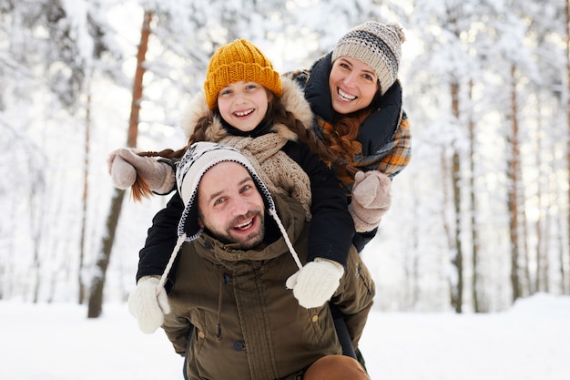 Famiglia felice che gode dell'inverno