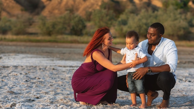 Famiglia felice che gode di una vacanza. Stile di vita viaggio vacanza vacanze estate concetto.