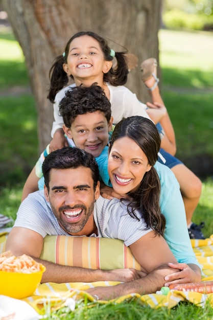 Famiglia felice che gode insieme nel parco