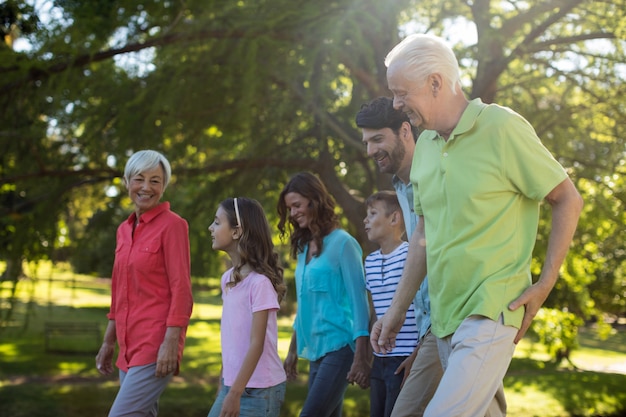 Famiglia felice che gode nel parco