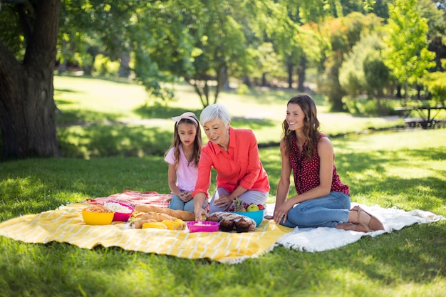 Famiglia felice che gode nel parco