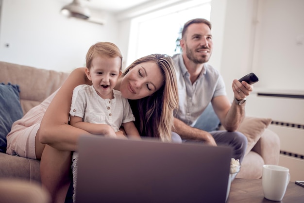 Famiglia felice che gode nel soggiorno