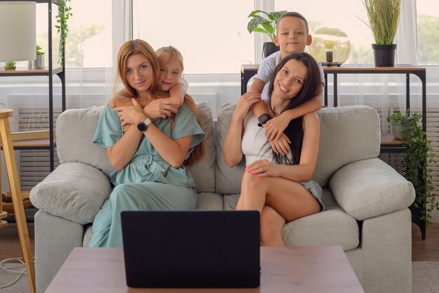 famiglia felice che guarda film insieme sul laptop a casa ritratto di famiglia